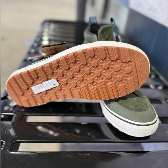 VANS Sk8-Hi MTE-2 Sneaker/Boots Black/green. Great for apres ski or riding. - Picture 2 of 9